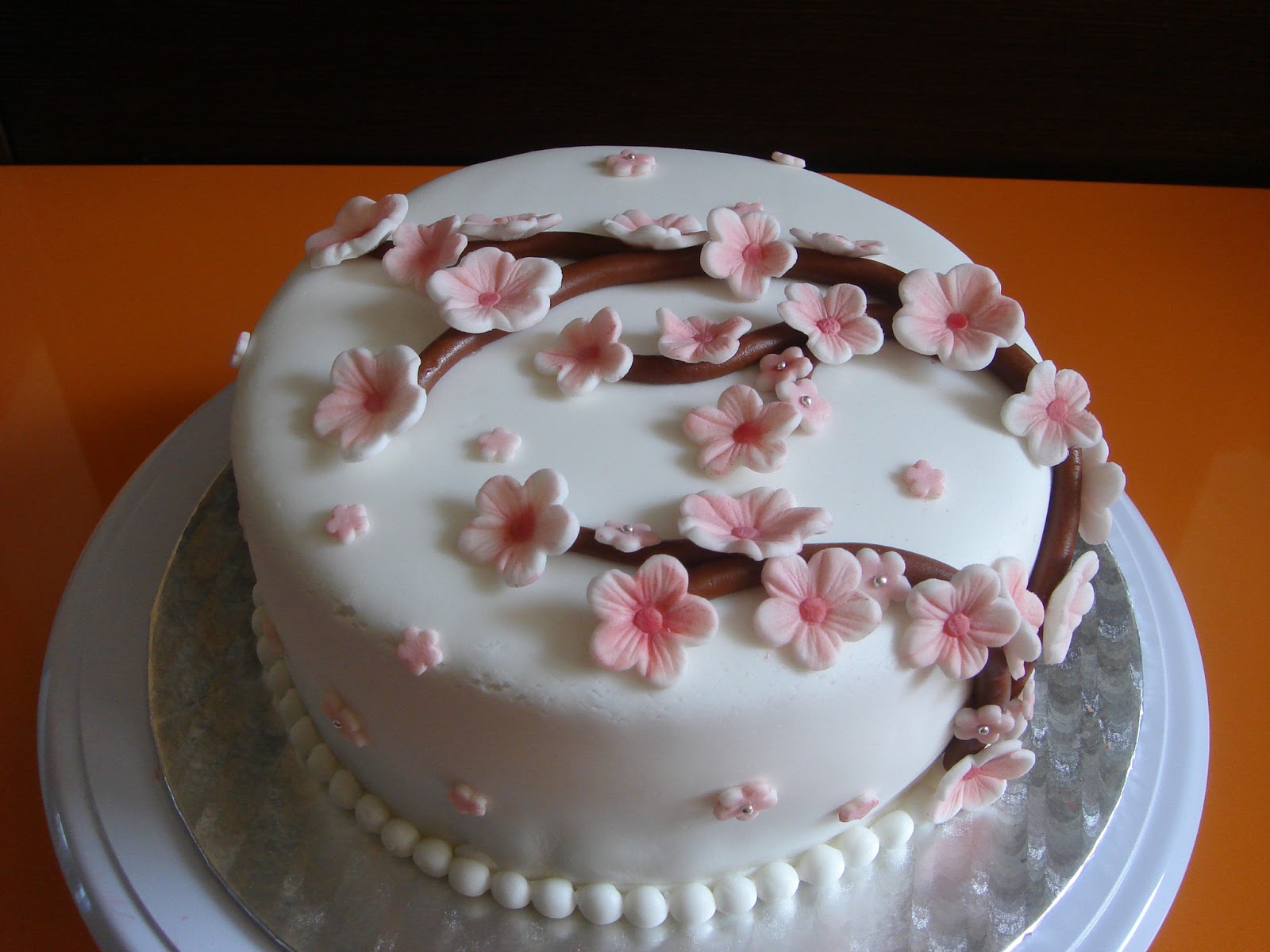 Tarta con flores de cerezo