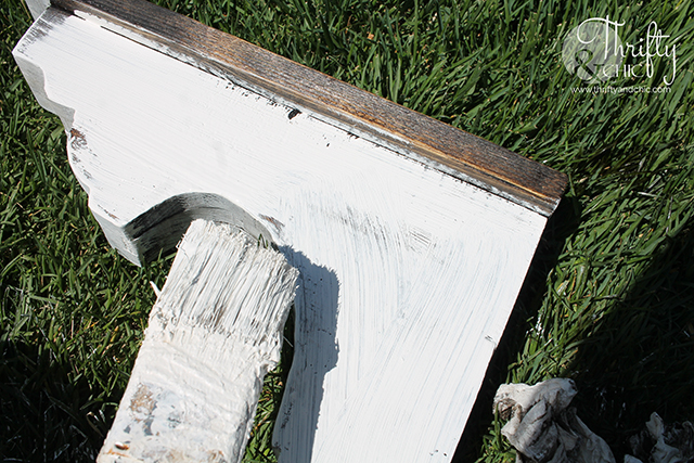 DIY vintage inspired corbel tutorial. DIY corbels. How to make a corbel. Jigsaw and scroll saw home decor projects. DIY home decor. DIY farmhouse decorating ideas.