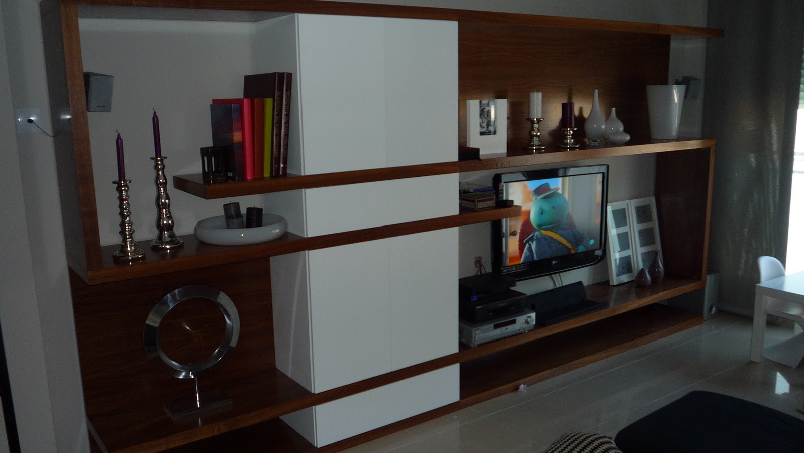 SUEÑA CON MADERA: Mueble realizado con nogal americano y lacado en blanco,