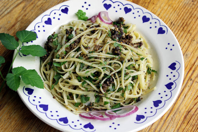 Mit einem Wald-Pesto mit Bucheckern, Pilzen und Giersch lassen sich zum Beispiel Pasta verfeinern.