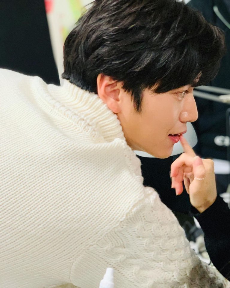 멍뭉상 남배우의 셀카 vs 남이 찍어준 사진 | 인스티즈