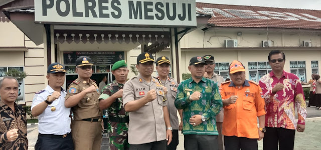 Polres Mesuji Musnahkan Ratusan Botol Miras Hasil Sitaan