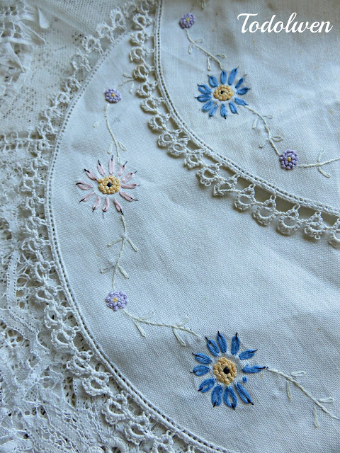 Todolwen: Two Vintage Fabric Doilies ...