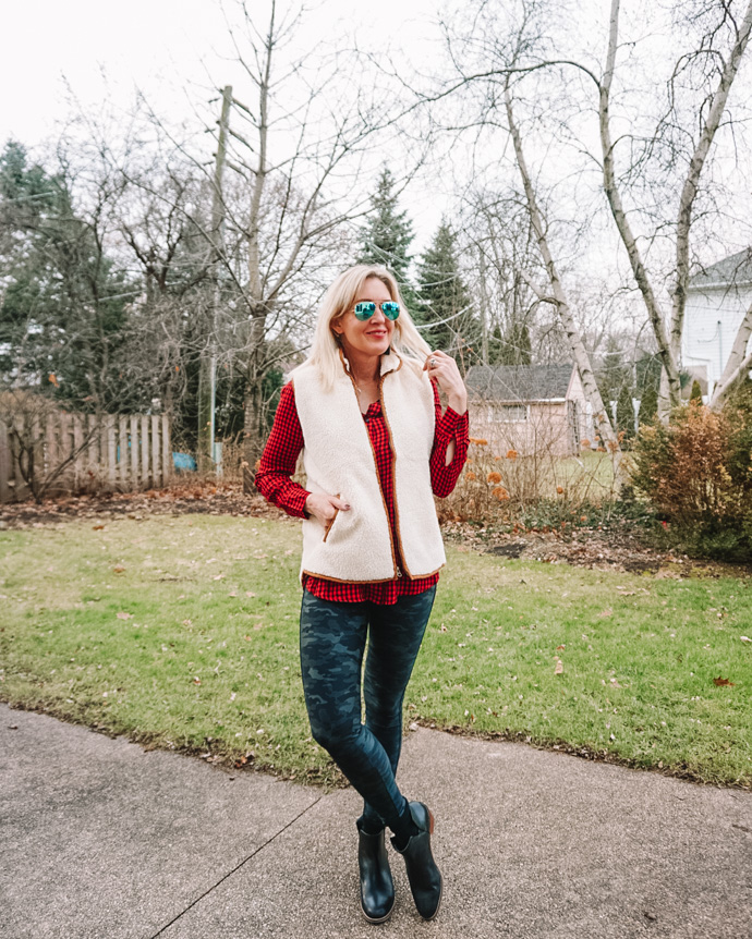  camo leggings + plaid button-up und weste