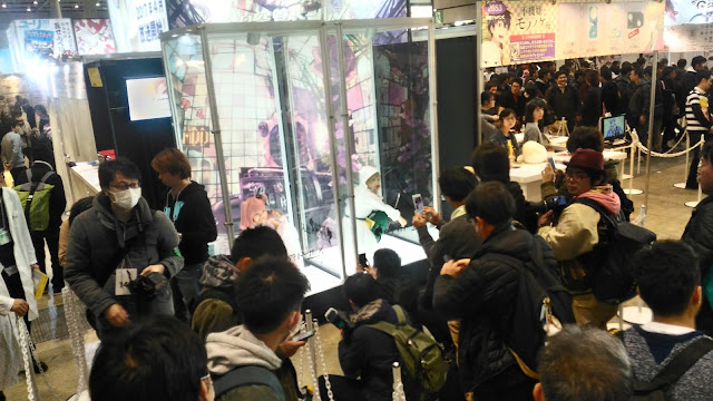 Il y a aussi des cosplayers en vitrine