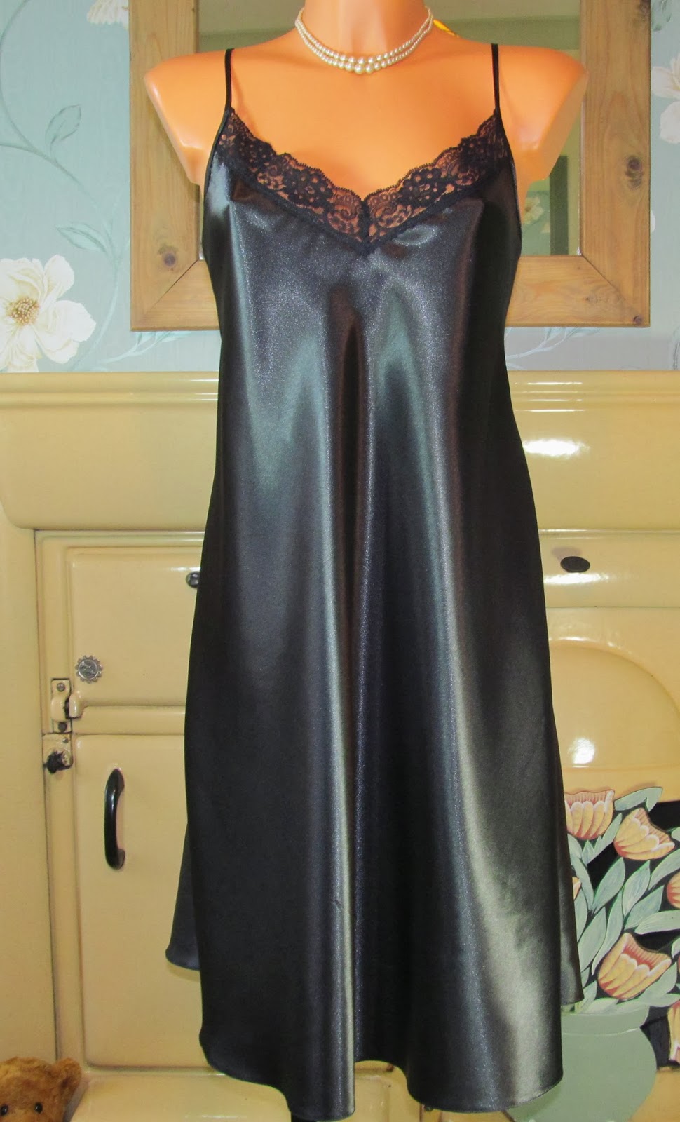 BLACK LIQUID GLOSS SLIPPY SATIN EFFECT LACE TRIM FULL SLIP NIGHTIE GOWN