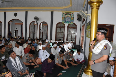 Kapolda Jambi Laksanakan Sholat Jum'at Keliling Dimasjid Nahdatut Thulab di Tanjabtim