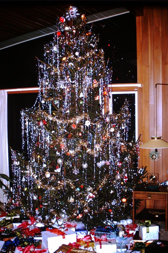 33 Interesting Snaps Show What Christmas Trees Looked Like in the 1950s ...