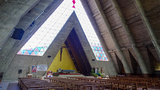 The priest show the interior of the Benguela church