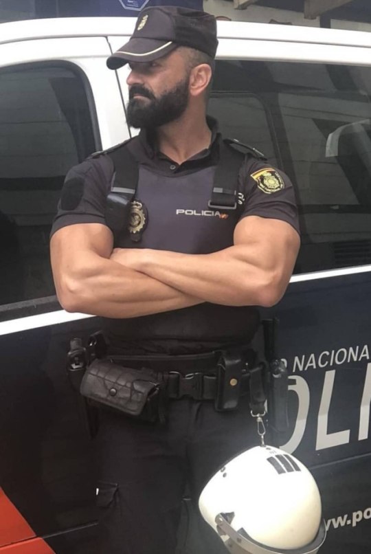 hot-bearded-foreign-male-policeman-uniform-pictures