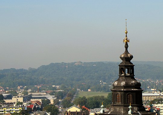 Wieża ratuszowa, zaś na horyzoncie widać Kopiec Kościuszki (widok z Wieży Mariackiej).