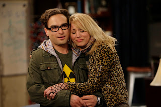 Leonard and Penny Hugging Big Bang Theory HD Wallpaper