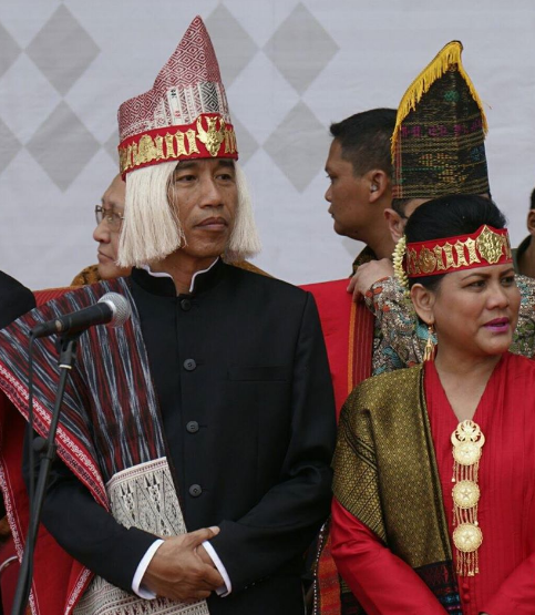 Jokowi dan ibu negara Bangga MANORTOR dan berpakaian Adat Batak