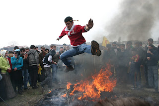 Ateş üstünden atlamak bir Nevruz geleneğidir