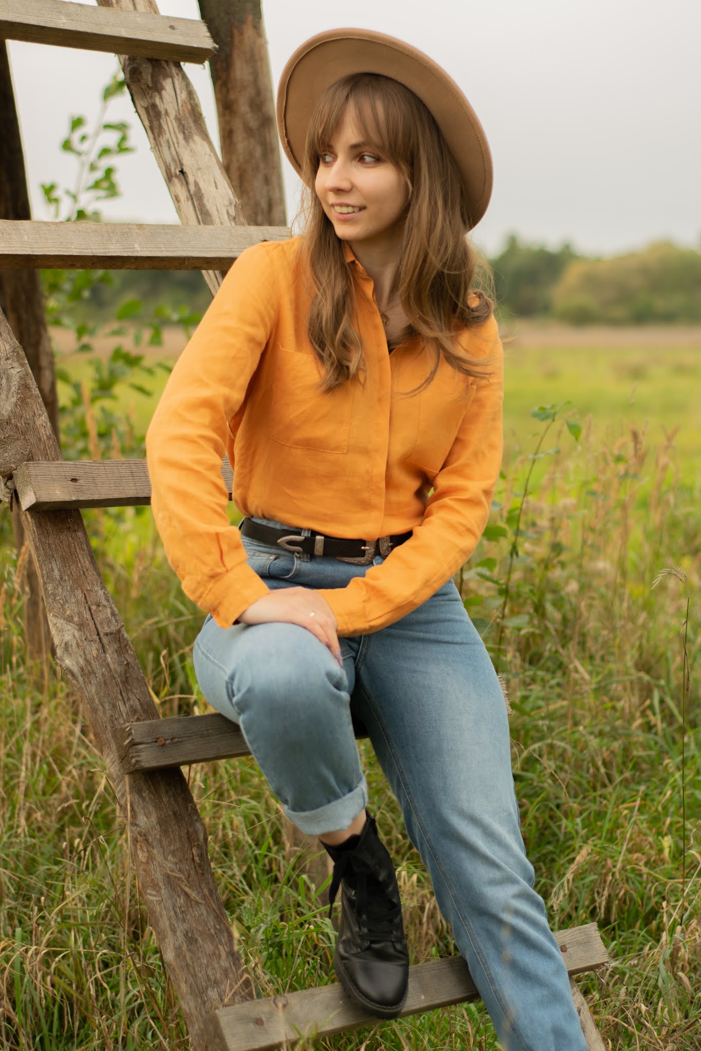 Jesienna stylizacja | pomarańczowa koszula | mum jeans