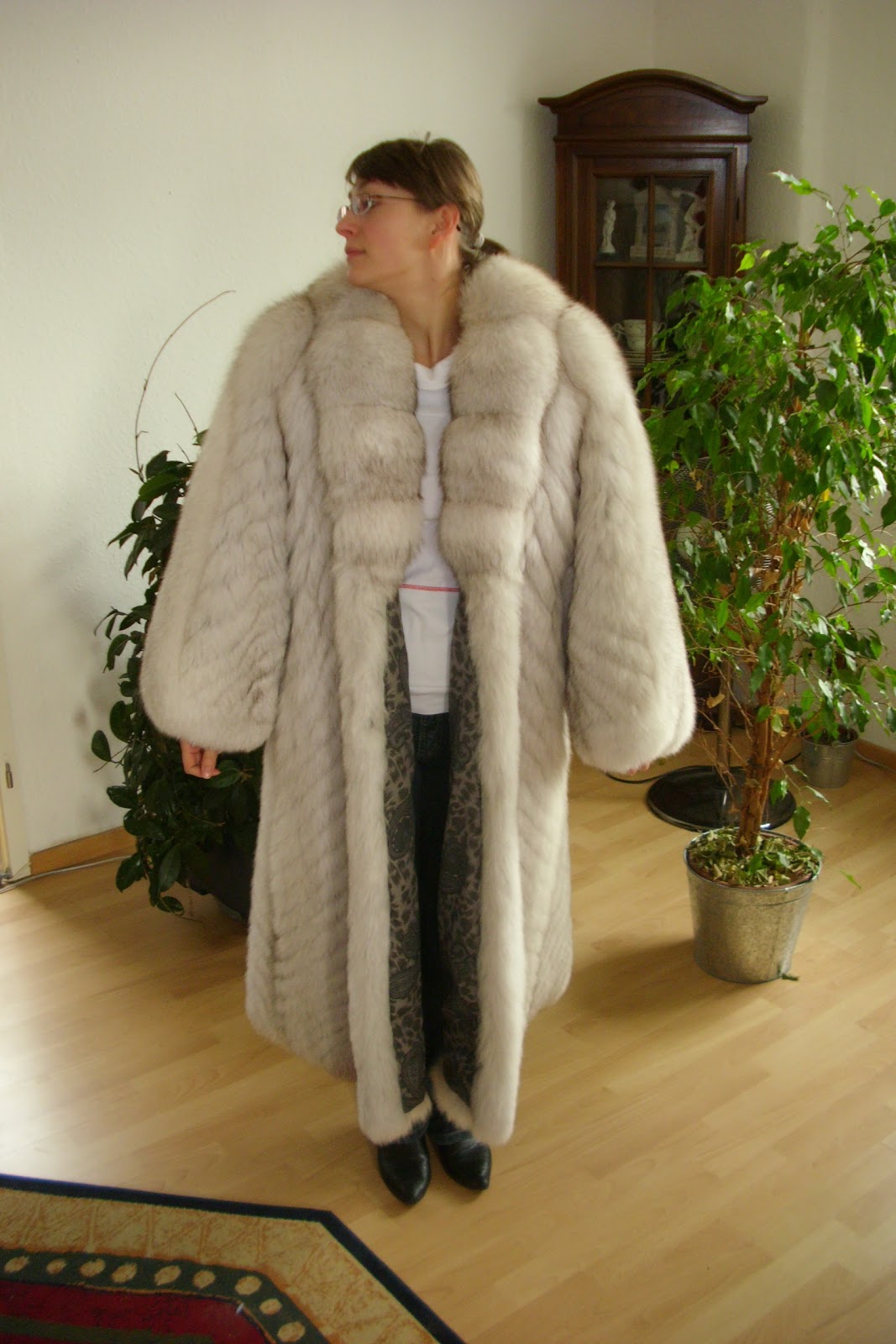 Fur Coat: Marvellous fox fur coat