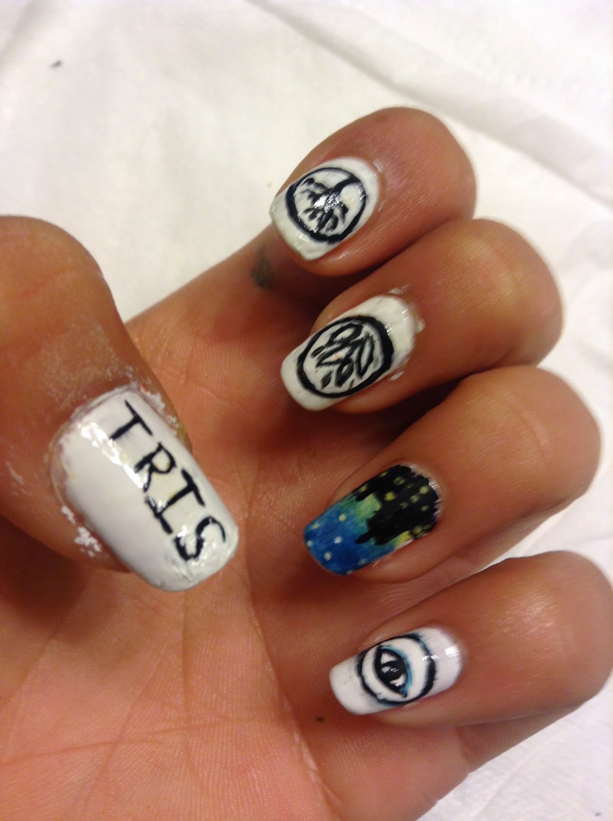 The Biscuit Sisters♥: Divergent Nails!!!