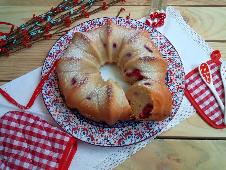 Receta de bundt cake de frambuesas y cava Bizcocho jugoso, esponjoso, tierno fácil Desayuno merienda postre Con horno Champán Fresas Cuca
