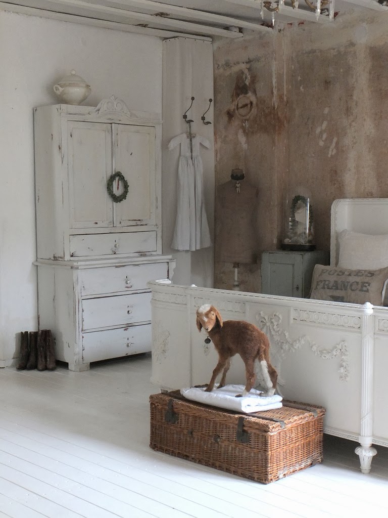 princessgreeneye: Das Schlafzimmer im trüben Licht................