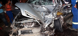 Bahia: Motorista bate carro contra caminhão após tentar desviar de sacola plástica
