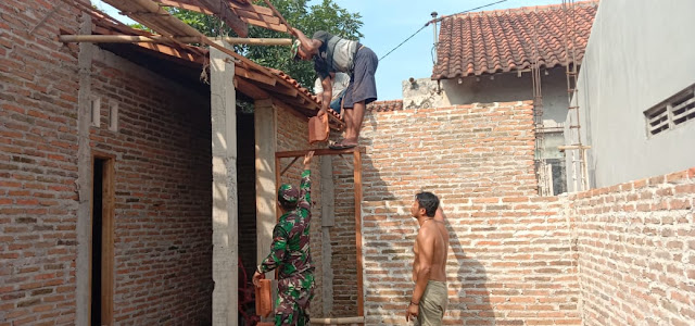 Babinsa Koramil 23/Ceper Bersama Warga Gotong Royong Rehap Rumah
