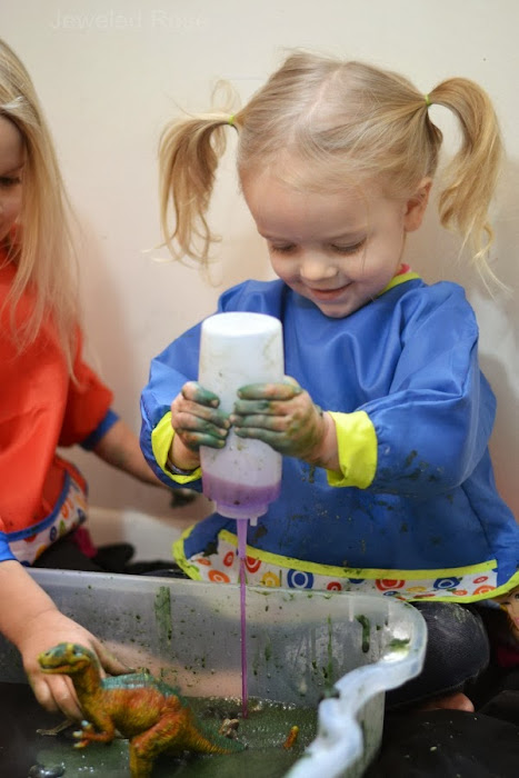 Wow kids of all ages and make mud that fizzes and bubbles! #fizzingmud #mudactivitiesforpreschool #mudrecipeforkids #howtomakemud #cleanmudrecipe #growingajeweledrose