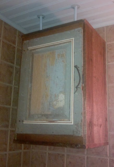 Vanhan oven ympärille saa tehtyä kauniin kaapin. tee se itse vanha ovi kaapiksi