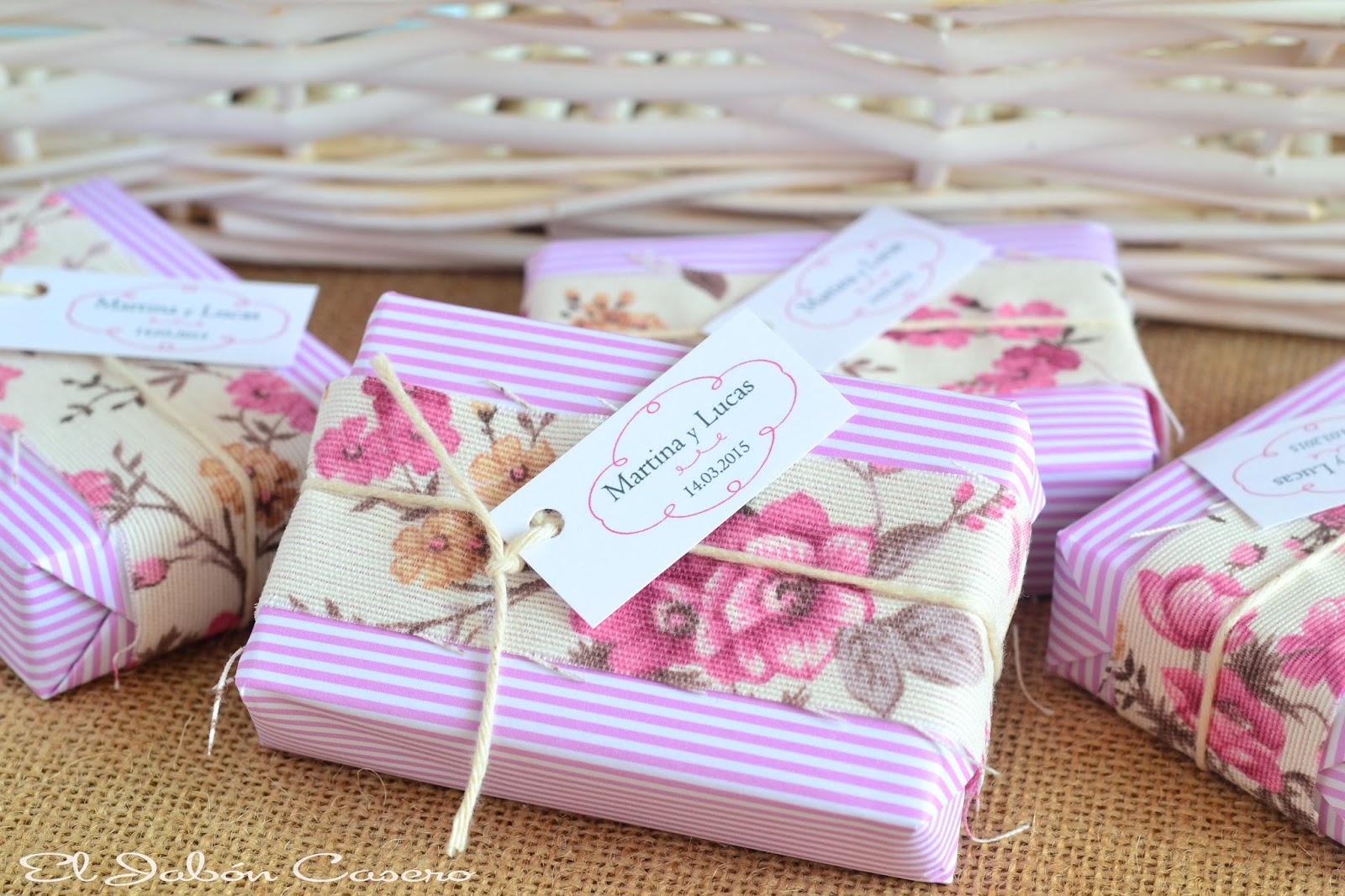 detalles de boda para ellas jabones decorados en color rosa y blanco