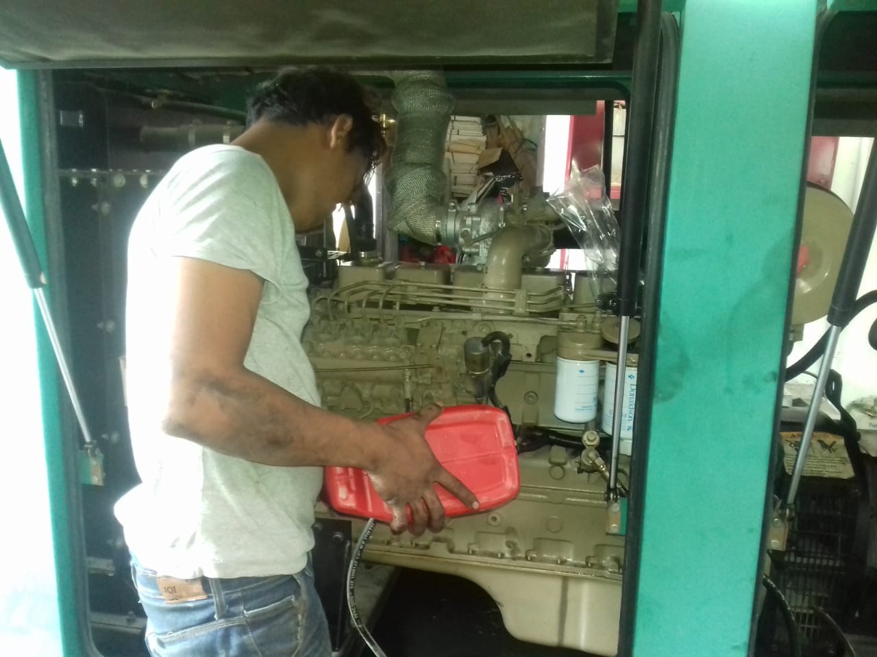 SERVICE GANTI OLI DAN FILTERFILTER GENSET Service Genset