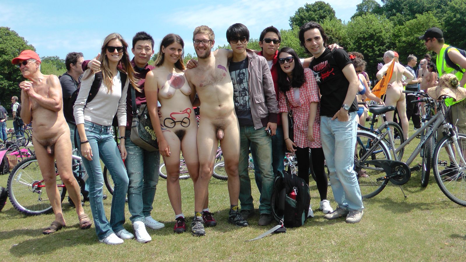 парень голый среди девушек (120) фото