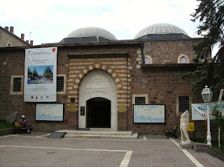 İçeride tarihe bir yolculuk mümkün.Fred Çakmaktaşın taşdevrinden üzerine diziler çekilen Roma dönemine bir yolculuk.