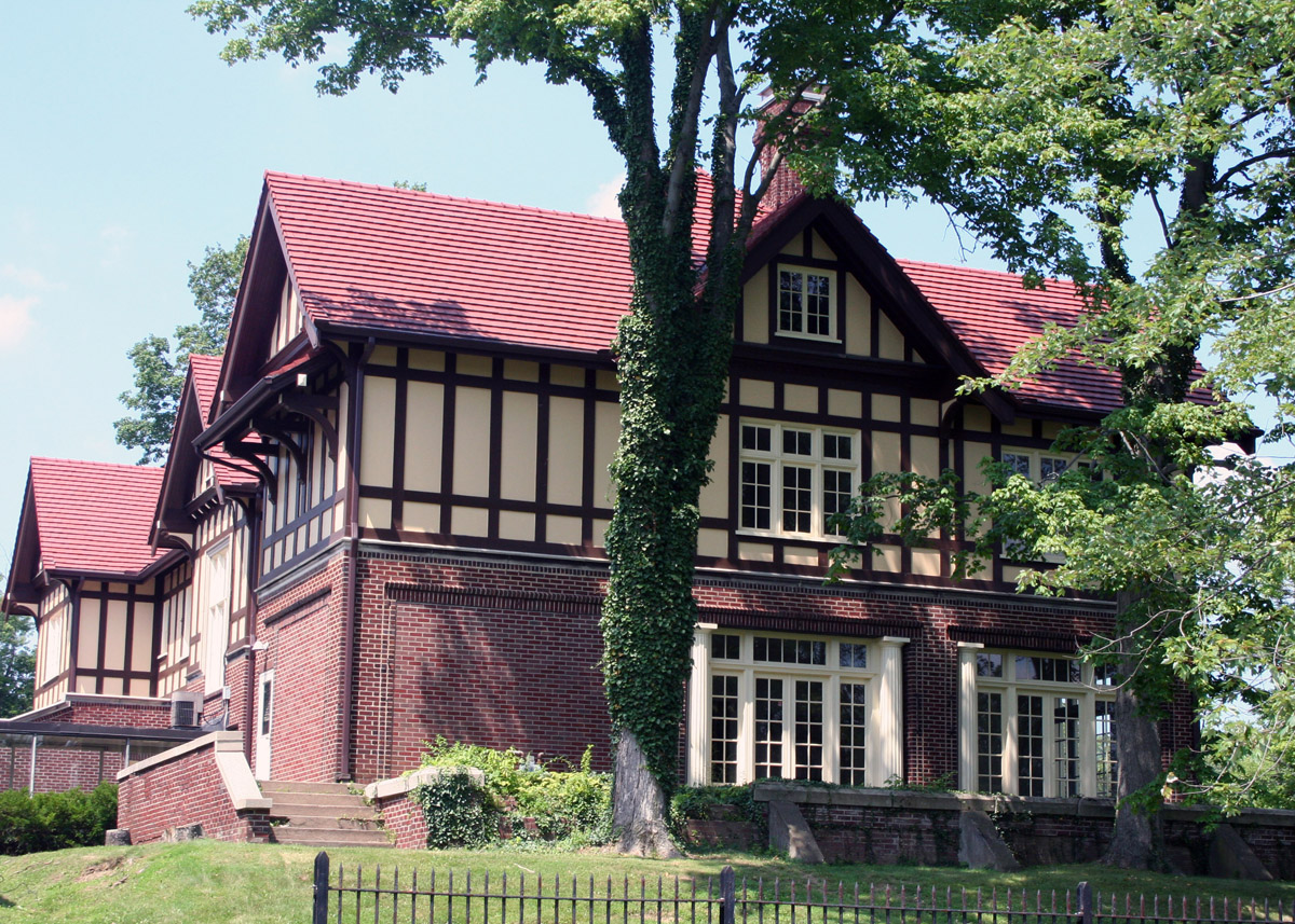 From City to Suburbia 703 North 7th St Cambridge, OH 43725