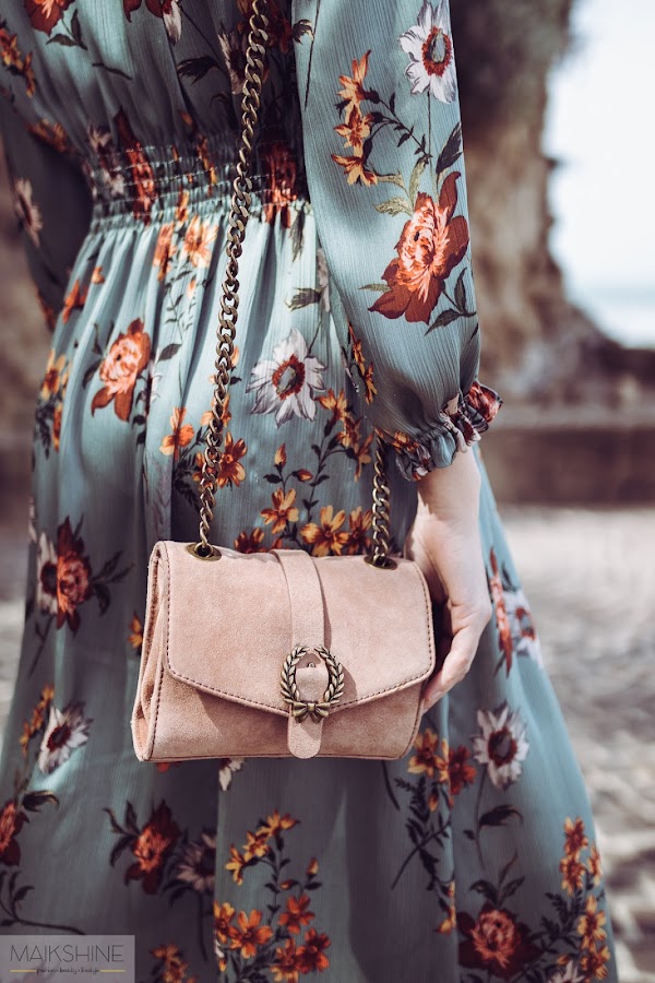 Outfit details suede pale pink bag