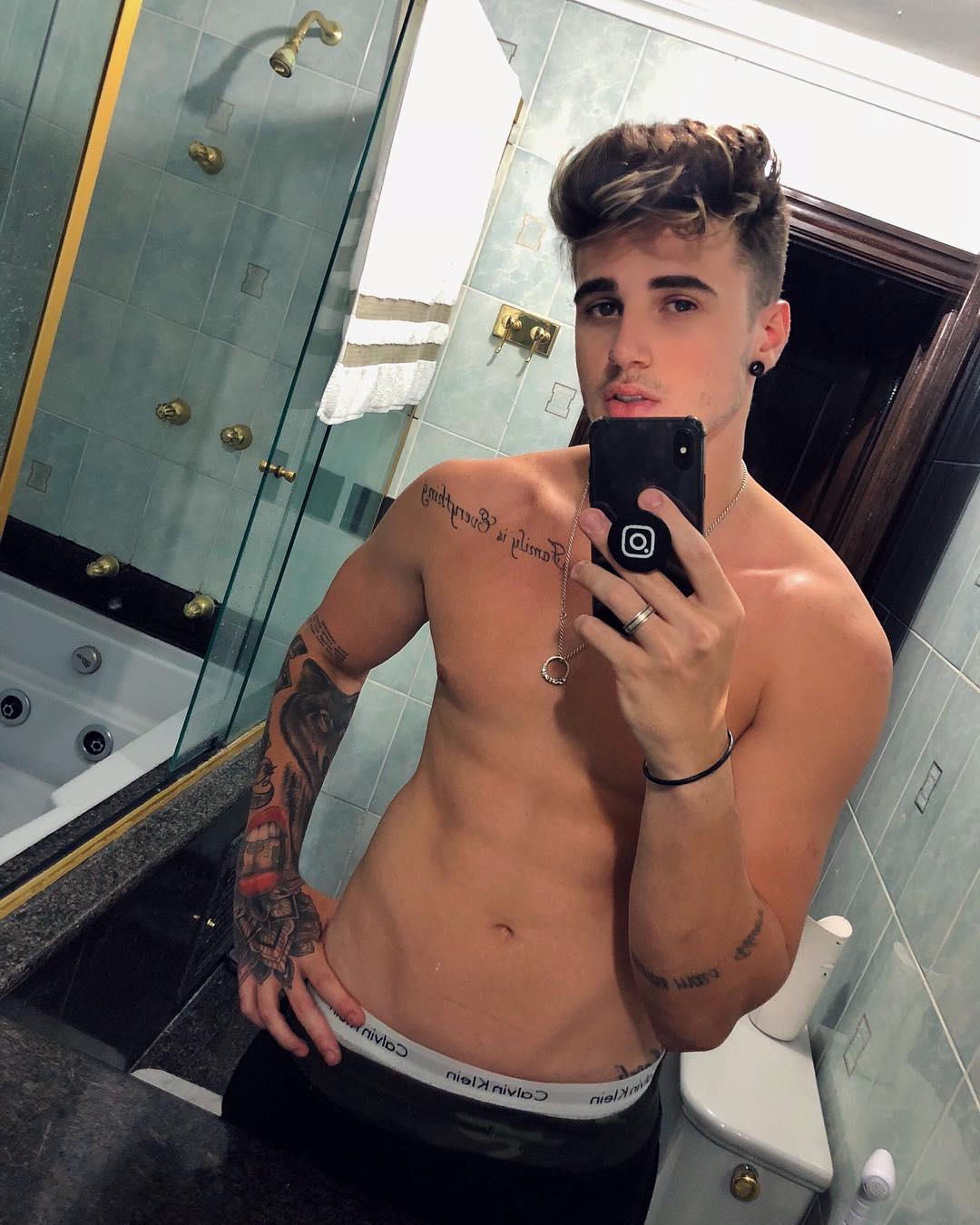 19-year-old Brazilian Instagram Star, Alex Mapeli