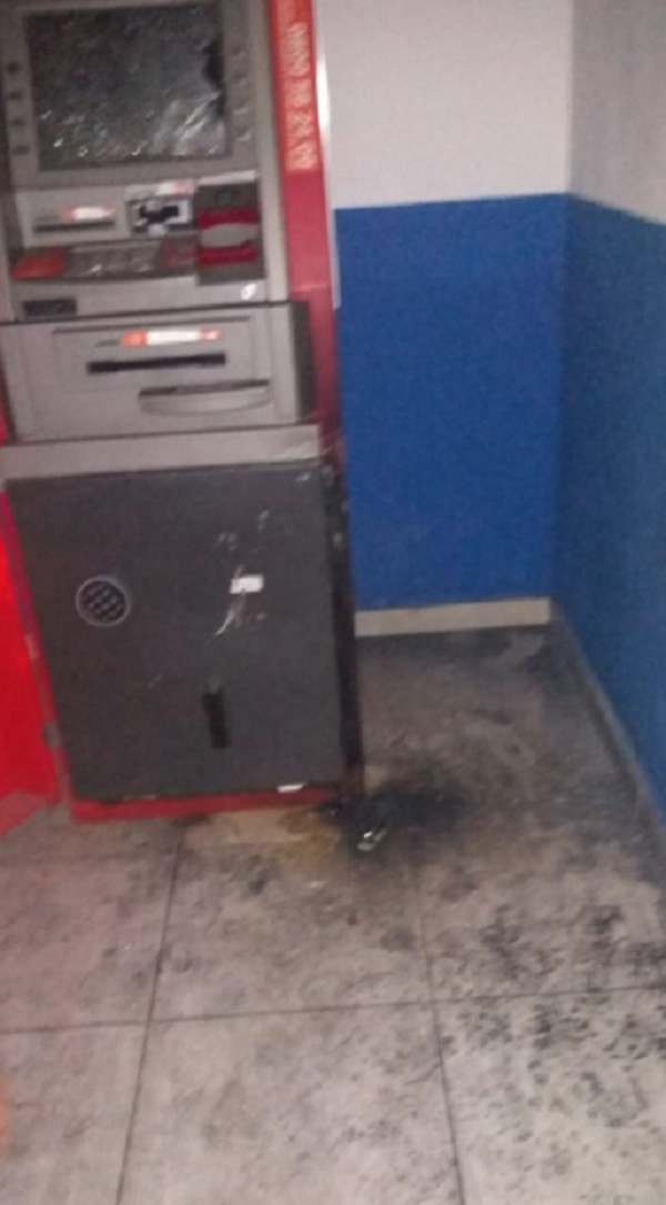 Criminosos tentam arrombar caixa eletrônico em prefeitura no interior do Ceará e trocam tiros com a polícia