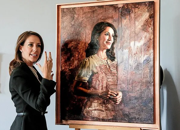 Princess Marie unveiled a new portrait of herself painted by artist Mikael Melbye.Princess wore Hugo Boss blazer and Marni blouse