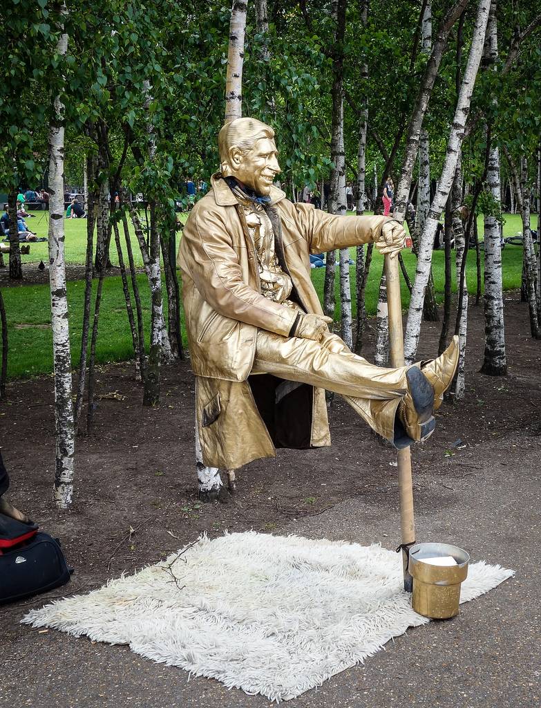 Living Statue Levitation Kuriositas