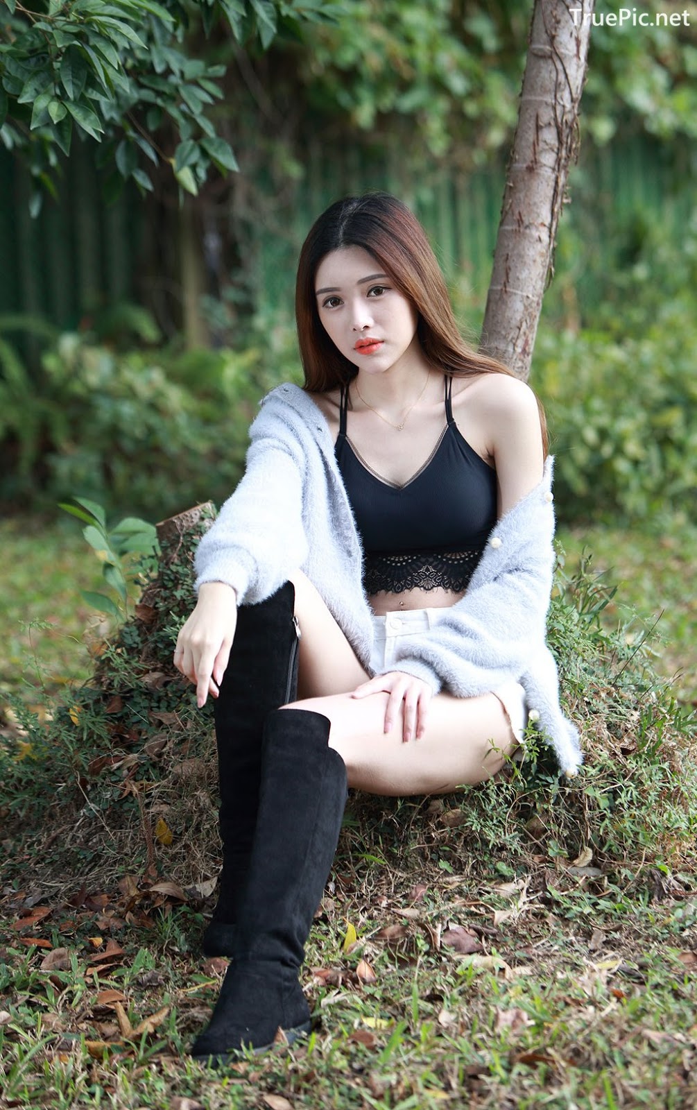Image-Taiwanese-Model–莊舒潔–Hot-White-Short-Pants-and-Black-Crop-Top-TruePic.net- Picture-12