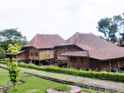 Potret Rumah Adat Sumatera Selatan Potret Rumah Adat Sumatera Selatan