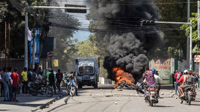 Des pneus sont incendiés lors d'une marche à Port-au-Prince le 10 février 2021 pour protester contre le gouvernement du président Jovenel Moise.