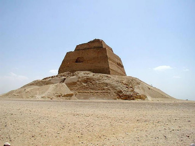 Пирамида в Медуме — египетская пирамида, расположенная по дороге в Файюм, примерно в 100 км к югу от Каира