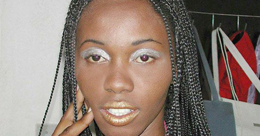 Black Shemale TGirls: Camilla Dildos Her Ass