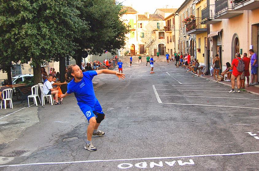 Palla 21 being played in Torniella (Casa Reasco in the background)