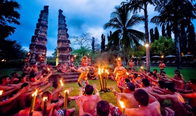  Siapa tak tahu tari Kecak yang merupakan tari tradisional Bali Mengenal Tari Kecak, Tari Tradisonal Bali yang Mendunia
