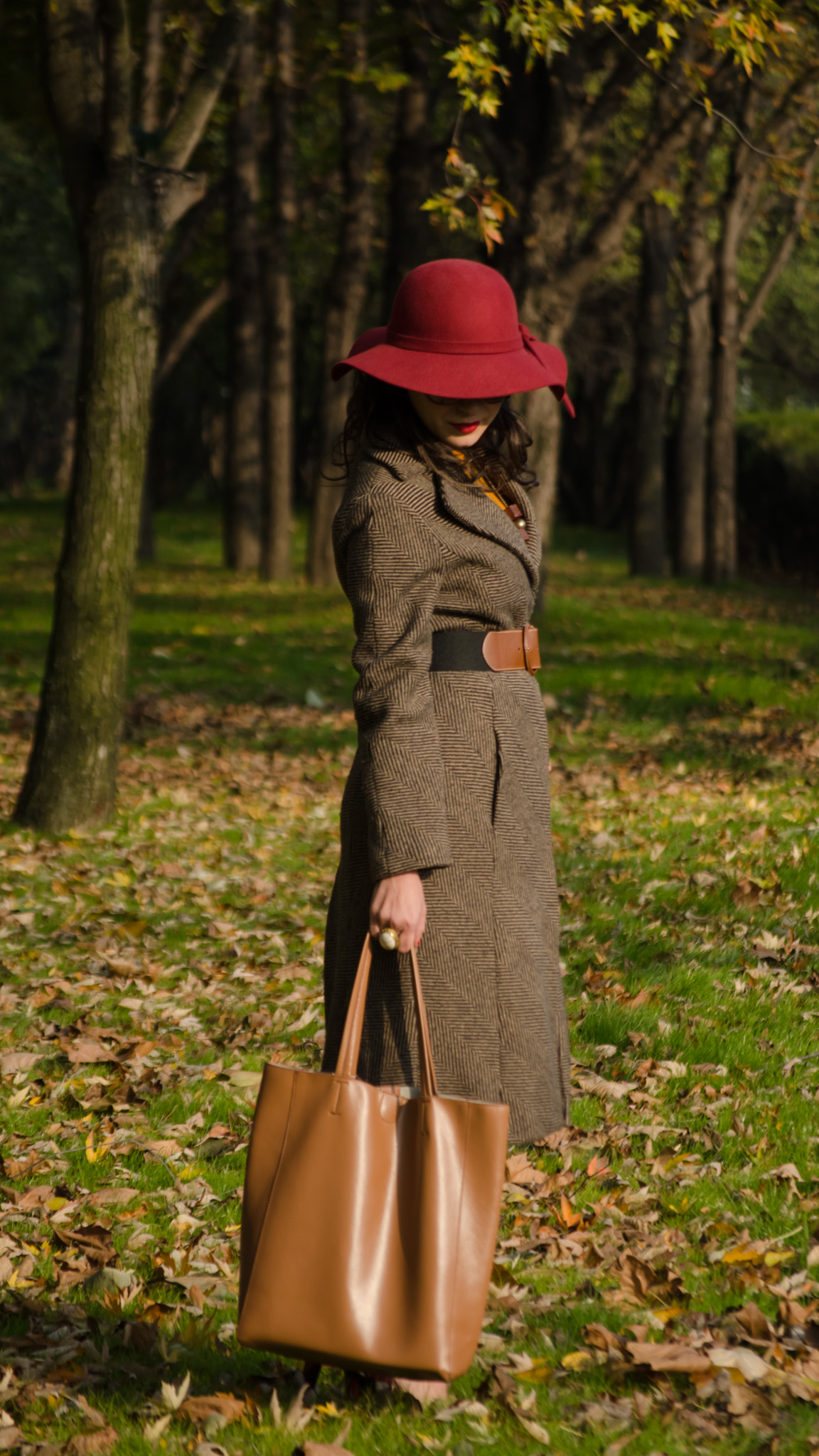 fall essential wardrobe items burgundy hat turtleneck sweater mustard brown pattern coat over-sized bag belt shoes heels autumn scenery leaves mom jeans H&M thrifted 