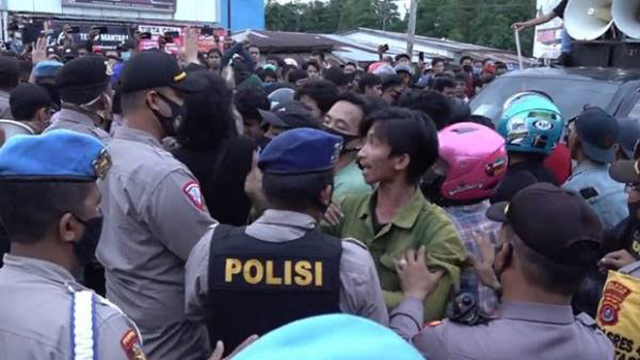Pedemo Sebut Polisi Beri Karpet Merah TKA China di Sultra Pedemo Sebut Polisi Beri Karpet Merah TKA China di Sultra