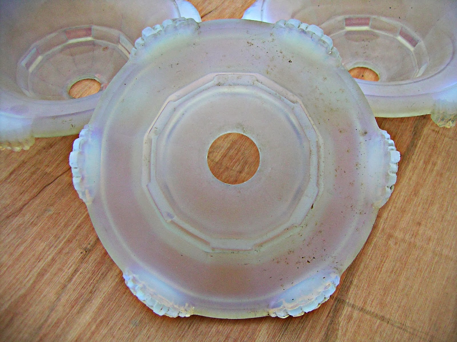 collectors and co Coupelles de lustre en verre opalescent satiné