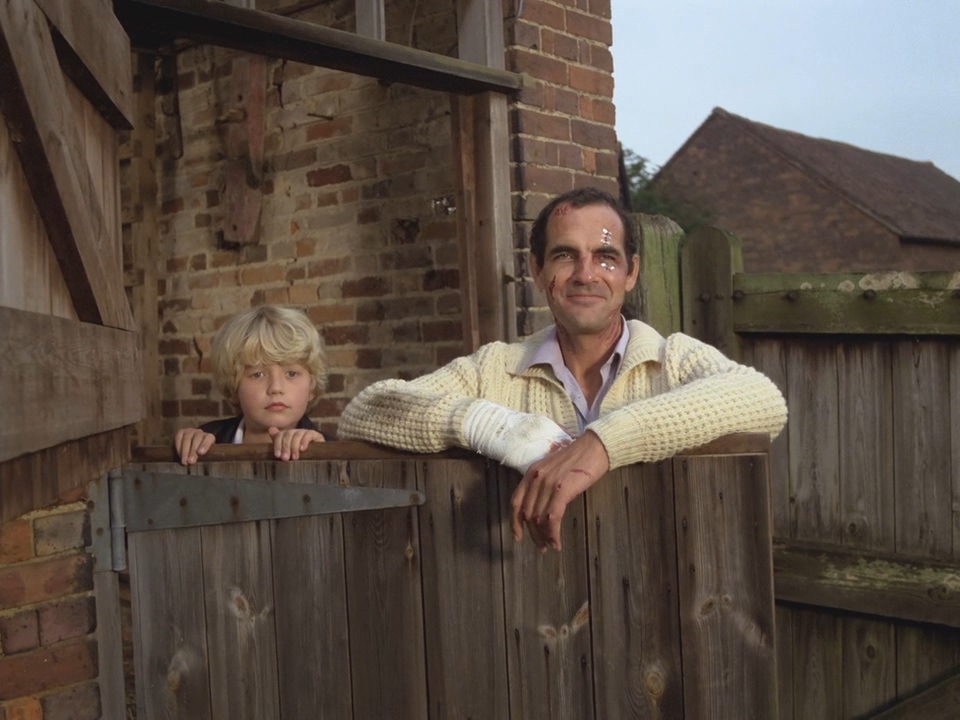 красивое лицо зла 1997. два лица зла. борьба добра со злом. грозное лицо на темном фоне. добрая и злая девушка.