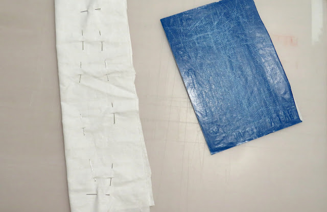 Alfileres colocados sobre la tela sin patrón para marcar la pinza por el lado opuesto