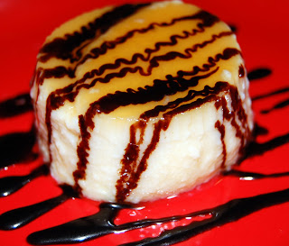 Flan de nectarinas con sirope de chocolate.